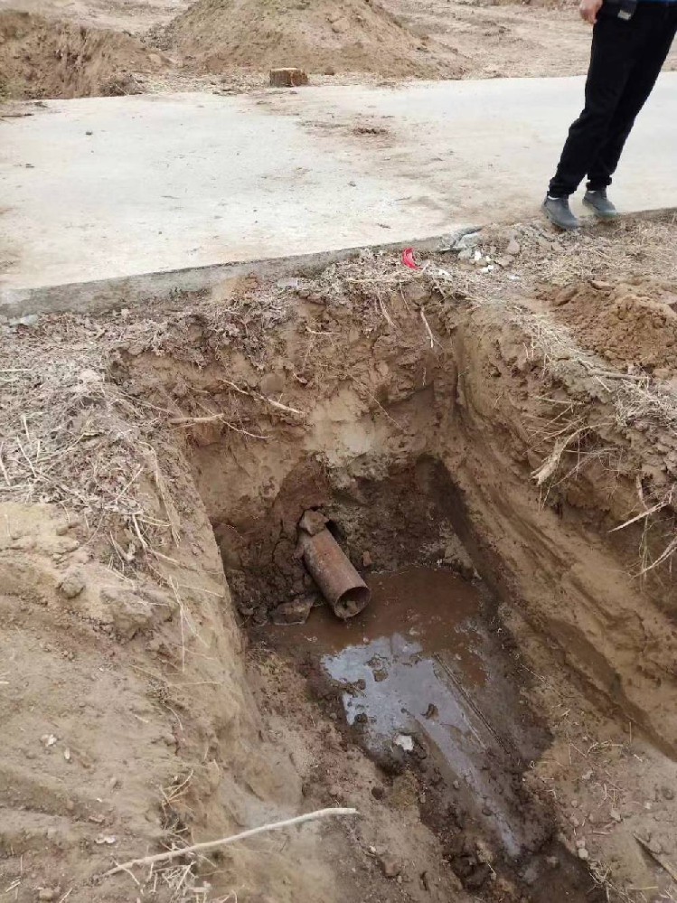 滨海过路横向打孔放铁管子